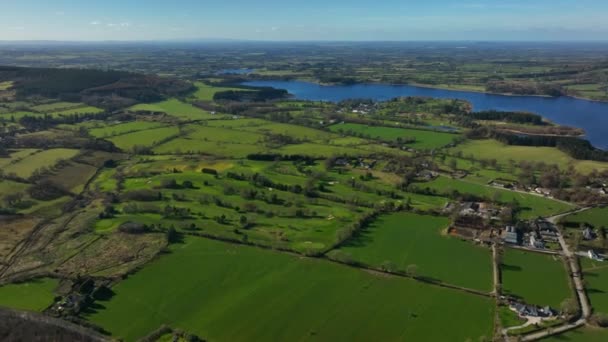 Blessington Lakes Wicklow Ireland March 2022 ドローンはボーズタウンとバルティボーイズを東に引きながら降下しますキルデアと西に面したリフィー貯水池に向かって上に遠くに — ストック動画