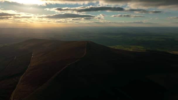 Leinster Carlow Ireland March 2022 ドローン軌道Rathnageerah丘南に直面しているボリスに向かってバリマーフィーとキルケニーと日没時の距離で — ストック動画