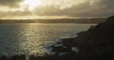 Falmouth Cornwall 'daki Pendennis Point' in Kayalıkları 'ndaki Kayalıklara Düşen Dalgalar ve Okyanus Üzerinde Gün Batımı