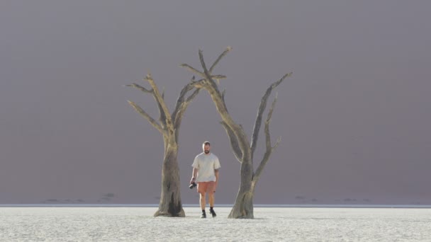 Man Camera Walking Midst Dead Camelthorn Trees Deadvlei Sossusvlei Inglés — Vídeos de Stock