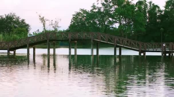 Wooden Bridge Walkway Lake Scenery Natural Attractions Sunset — Wideo stockowe