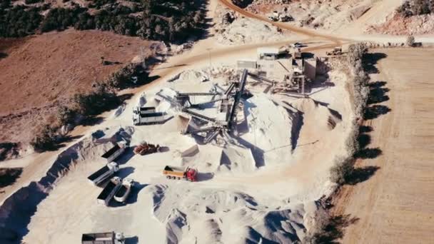 空中观沙采石场 工业采砂为建筑业服务 挖掘机和拖拉机将碎石和岩石装入垃圾车 — 图库视频影像