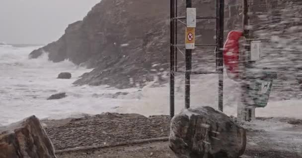 Neve Soprada Pelo Vento Forte Com Ondas Batendo Nas Rochas — Vídeo de Stock