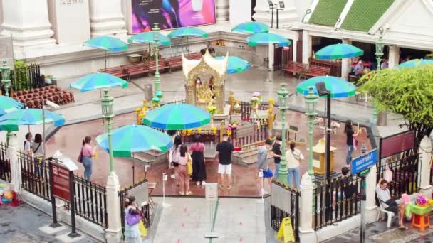Vista Del Santuario Hindú Desde Bts Skytrain Tailandeses Extranjeros Rezando — Vídeo de stock