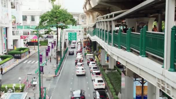 Folk Går Gangbroen Trafikk Gjennom Travle Kryss Rushtiden Bangkok – stockvideo