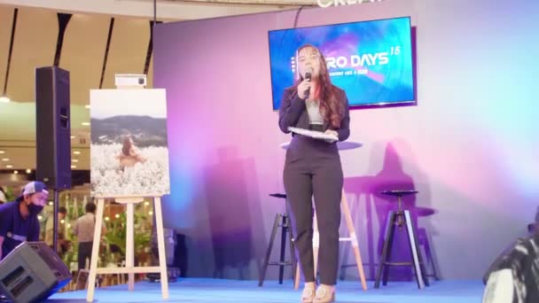 Female Host Performs Onstage Big Pro Days Covid Outbreak Bangkok — Stockvideo