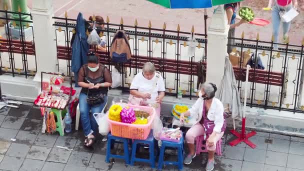 Flower Shop Hindu Shrine Bts Skytrain Thai Foreigner People Praying — Stock Video