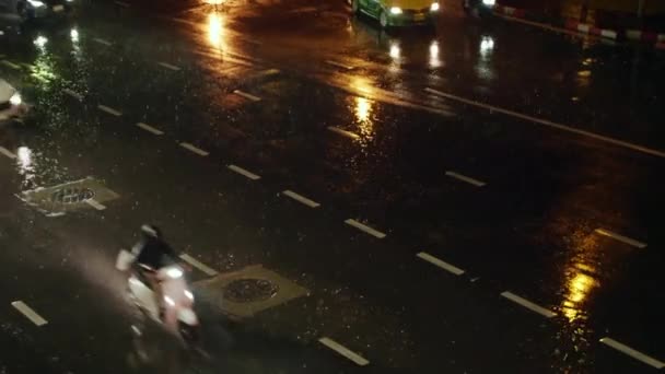 방콕에서 내리는 도로와 Covid — 비디오