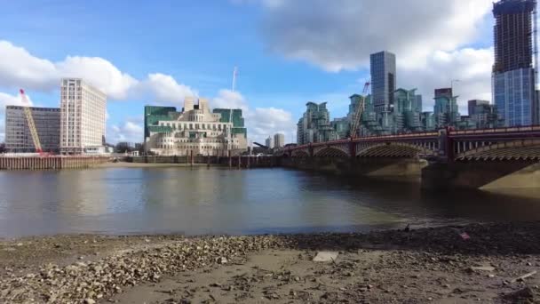 Vauxhall Most Sis Budova Pozadí Londýn Slunečný Den Jaro 2022 — Stock video