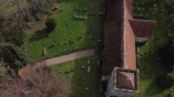 Dron Letící Nad Kostelem Hřbitovem Vedle Něj Drone Dolly Vpřed — Stock video