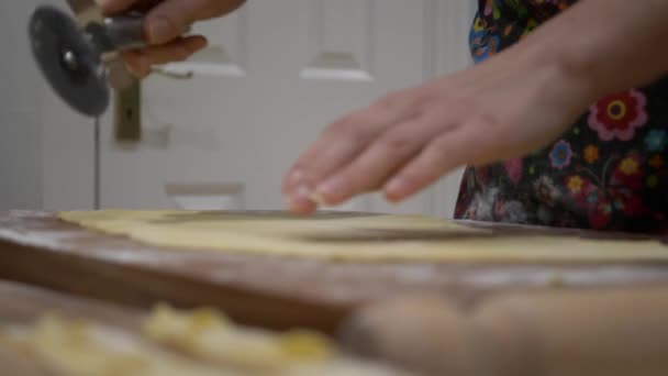 Vrouw Snijden Dunne Dough Angels Wings Met Pizza Cutter Een — Stockvideo