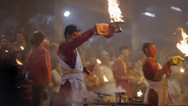 Hindu Bhakták Híres Ganga Aarti Idején Gangesz Partján Rishikesh Ben — Stock videók