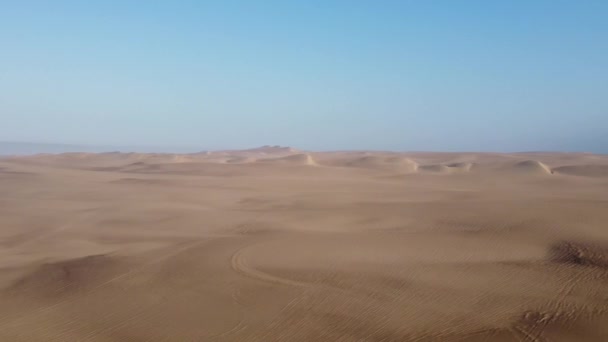 Sand Desert Aerial Shot Sand Dunes Cinematic Landscape People — 비디오