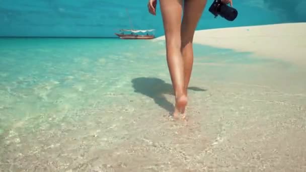 Een Sexy Vrouw Loopt Kustlijn Mnemba Island Tanzania Met Haar — Stockvideo