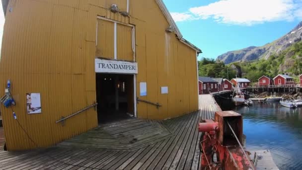 ノルウェーのロフトテン島の人気観光地と漁村ヌスフィヨルドの古い建物の眺め昼間 — ストック動画