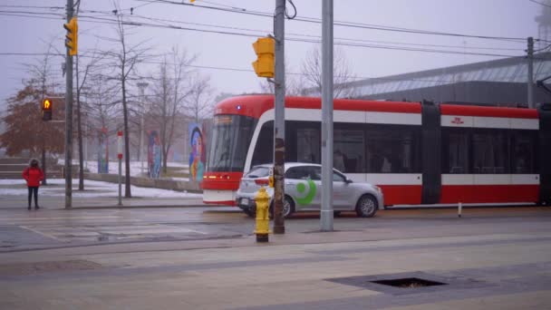 Straßenauto Des Ttc Hält Tagsüber Bei Nebel Toronto Ontario Kanada — Stockvideo
