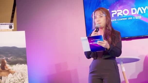 Female Host Performs Onstage Big Pro Days Covid Outbreak Bangkok — ストック動画