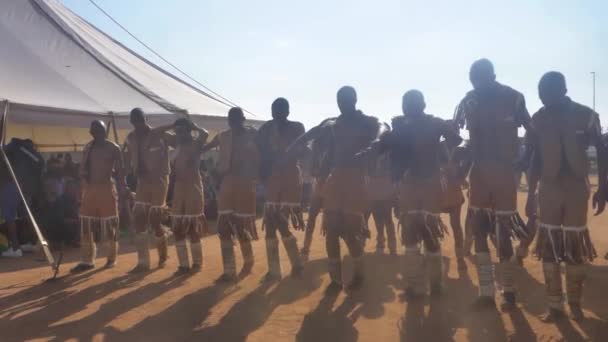 Grupo Miembros Tribu Basarwa Actuando Con Atuendo Tradicional Cámara Lenta — Vídeo de stock