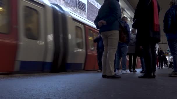 Pociąg Linii Met Odjeżdża Stacji Finchley Road Londynie Ludźmi Czekającymi — Wideo stockowe