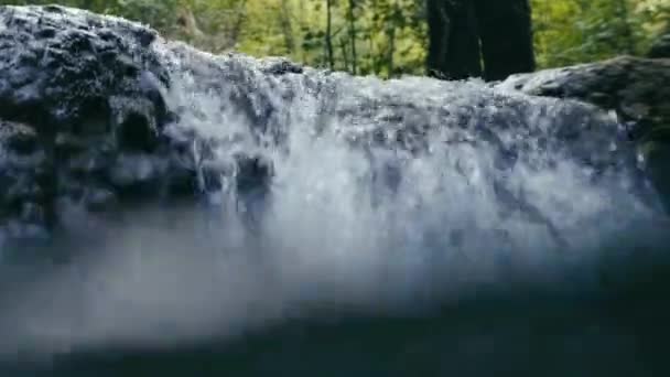 Ποταμός Καταρράκτη Δει Από Την Επιφάνεια Του Νερού Θέα Διάσπαση — Αρχείο Βίντεο