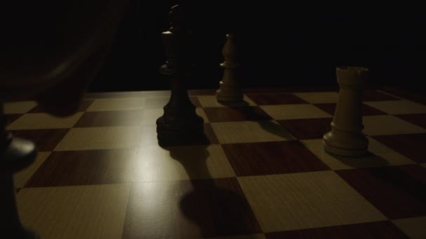Satranç Oyuncularının Parmak Uçları Veziri Alır Çaprazlama Ilerler Düşük Açılı — Stok video
