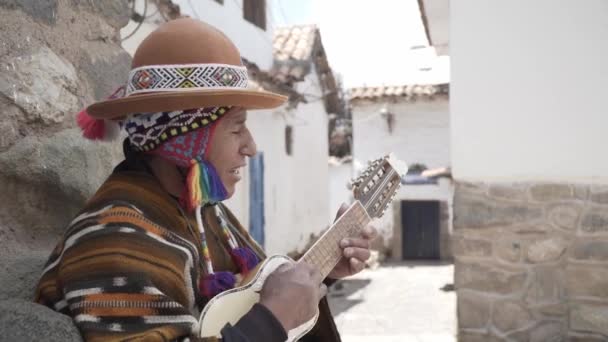 Artista Strada Nativo Busker Suona Charango Cuzco Perù Tiro Medio — Video Stock