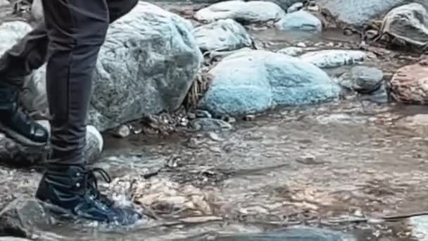 Gros Plan Prise Vue Ralenti Homme Traversant Une Rivière Randonnée — Video