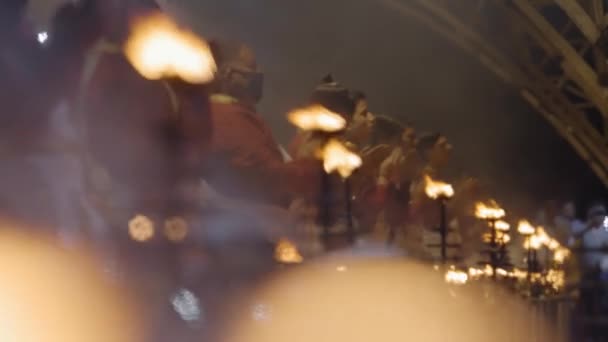 Priests Evening Light Ceremony Ganga Aarti Triveni Ghat Rishikesh Uttarakhand — Video Stock