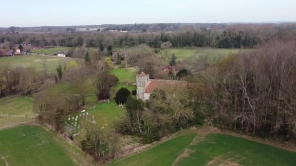 Drone Προς Εμπρός Πάνω Από Μια Αγγλική Εκκλησία Στο Kent — Αρχείο Βίντεο