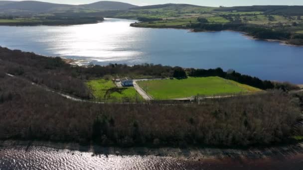 2022年3月 爱尔兰威克洛 伯明顿湖 Drone围绕着Valleymount Gaa Club场地 周围是Liffey水库 背景是Ballyknockan和Carrigacurra — 图库视频影像