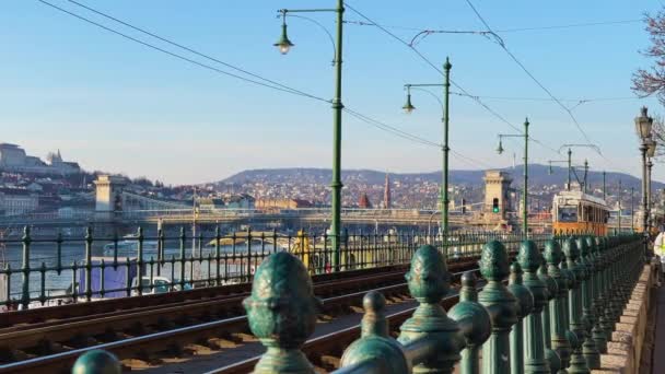 Tren Amarillo Budapest Hungría — Vídeos de Stock