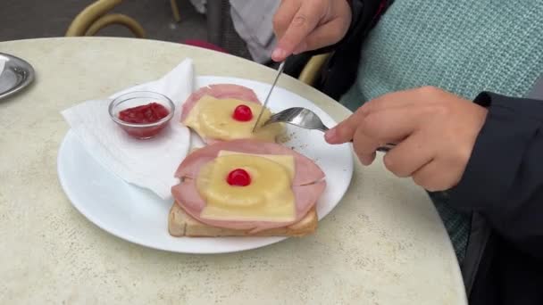 Eating Toast Hawai Ketchup Outdoors — 비디오