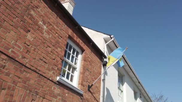 Ukraińska Flaga Wieje Wietrze Europejskiego Domu Solidarności Mieszkańcami Ukrainy — Wideo stockowe
