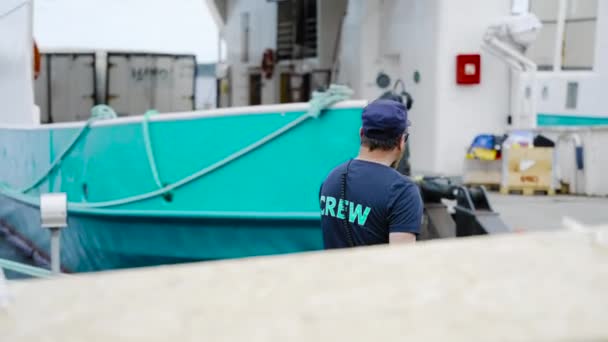 Άνδρας Ναύτης Ναυτικός Μεταφορά Πληρώματος Φορτίου Θαλάσσια Maersk Πορθμείο Εταιρεία — Αρχείο Βίντεο