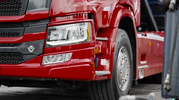 Skandinavische Große Rote Lastkraftwagen Volvo Scania Lastkraftwagen Fahrer Liefert Massive — Stockvideo