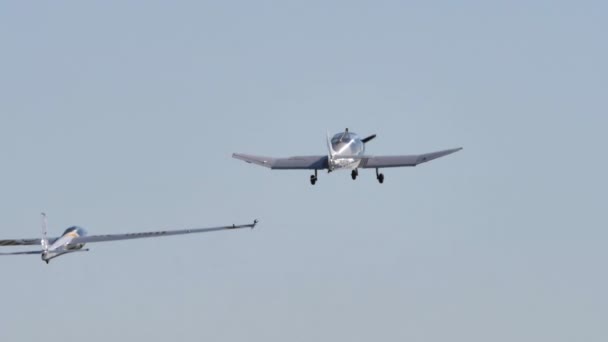 Pertunjukan Udara Swift Glider Aerobatic Tunggal Selama Demonstrasi Publik Dengan — Stok Video