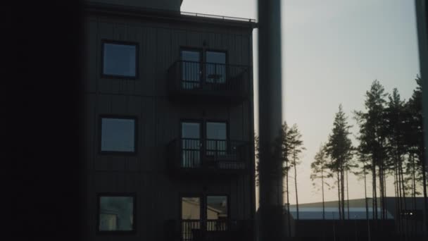 建築家の家のアパートの家の太陽は森の中の居心地の良い感じの家の後ろにセット夏の郊外の寒い春の朝 家のバルコニーが窓の外を見るクリップを埋める安全な空 — ストック動画