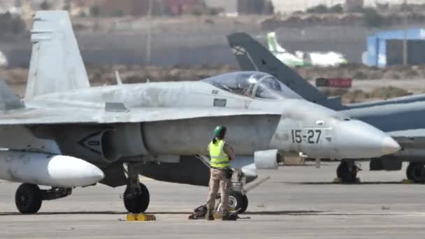 Mcdonnell Douglas Hornet Στον Ισπανικό Στρατιωτικό Αεροδιάδρομο Έτοιμο Λάβει Μέρος — Αρχείο Βίντεο