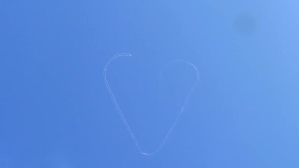 Amor Está Coração Desenhado Céu Por Show Aeróbico Avião — Vídeo de Stock