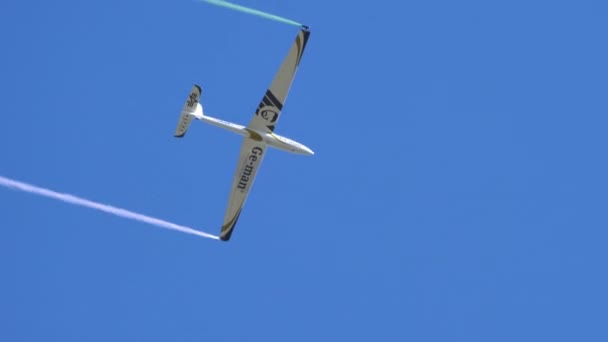 Swift Aerobatic Glider Various Maneuvers Green Red Smoke Italian Flag — Stock Video