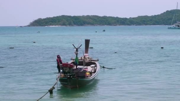 Barco Pesca Frente Costa Phuket Ocean Tailandia — Vídeo de stock