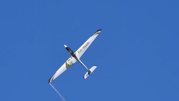 Manovre Acrobatiche Rotolano Girano Contro Cielo Blu Durante Celebrazione Eventi — Video Stock