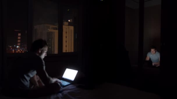 Man Working Laptop Dark Hotel Room — Vídeo de stock