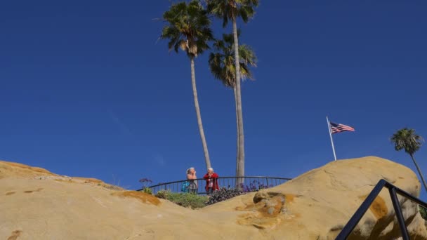 Dua Wanita Yang Berbicara Dengan Pemandangan Indah Laguna Beach California — Stok Video