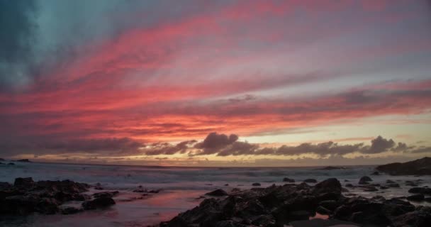 Pôr Sol Com Nuvens Movendo Sobre Horizonte Ondas Quebrando Rochas — Vídeo de Stock