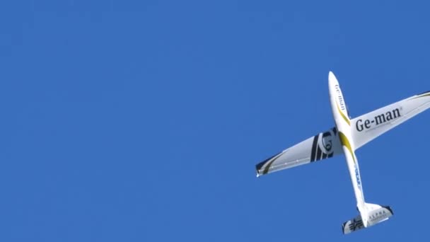 Single Seat Aerobatic Glider Airshow Performing Public Event — Stock Video