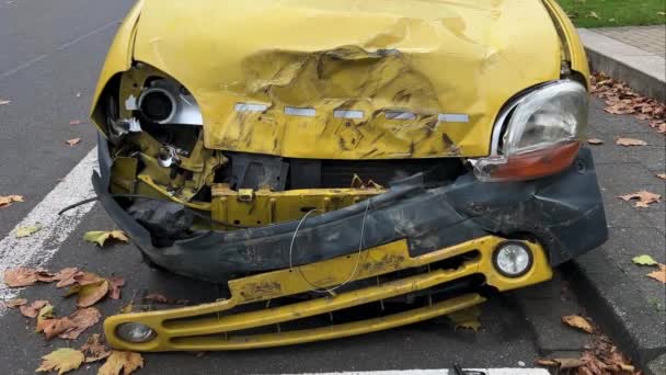 Zepsuty Żółty Samochód Przy Drodze Bez Tablicy Rejestracyjnej — Wideo stockowe