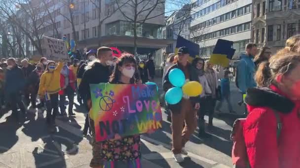 Vredeswandeling Voor Oekraïne Bijgewoond Door 250 000 Mensen Belangrijkste Carnavalsoptochten — Stockvideo