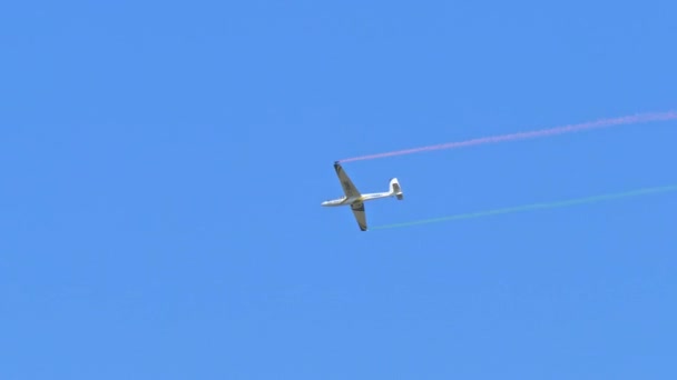 Aerobatic Performance Italian Flag Colour Smoke Trail Blue Clear Sky — Stockvideo
