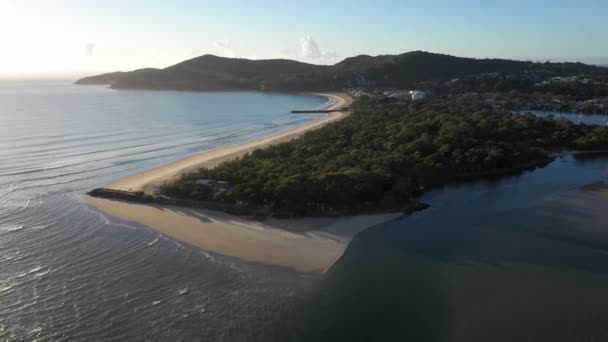 Australia Holiday Destination Noosa Heads Aerial Sunrise Main Beach Noosa — Vídeo de Stock